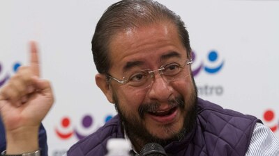 Es el presidente del Partido Encuentro Social (PES), un joven partido asociado con la derecha