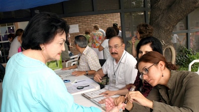Un grupo de ciudadanos durante la jornada electoral de Nuevo León en 2015
