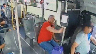 El chofer fue grabado cuando se queda dormido y se estrella. Los pasajeros salieron golpeados