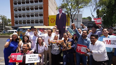 Los simpatizantes de trasladad en "La Progre", un vehículo de apoyo a Marcelo Ebrard