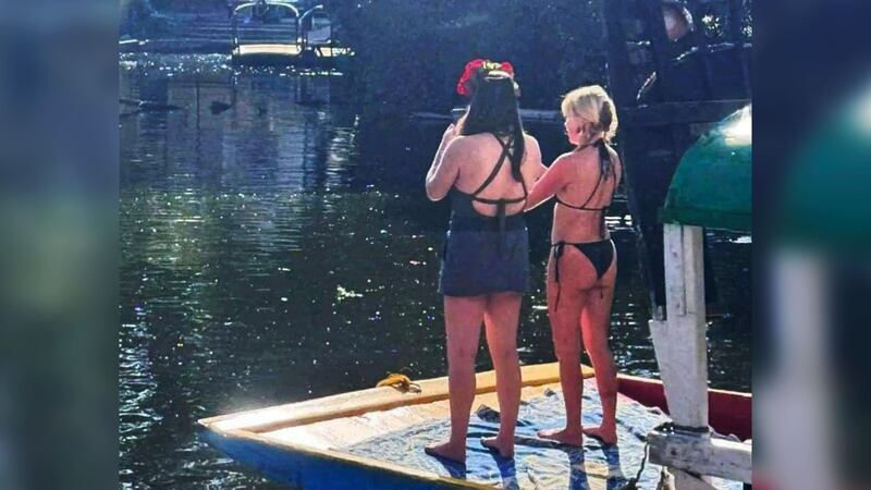 ¿Dónde quedó la playa? Turista pasea en bikini en trajinera de Xochimilco