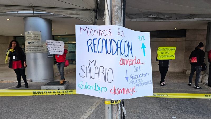 Trabajadores del SAT van a paro nacional de ‘brazos caídos’