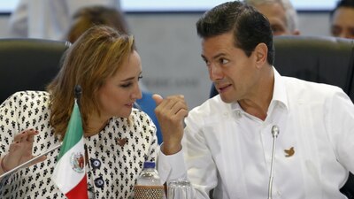 La secretaria de Relaciones Exteriores, Claudia Ruiz Massieu y el presidente Enrique Peña Nieto