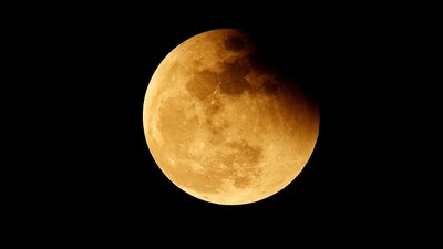 Se recomienda buscar un lugar que cuente con el cielo despejado