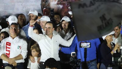 El candidato estuvo arropado por los líderes nacional del PRI, PAN y PRD