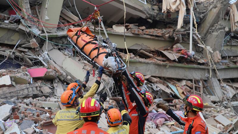 Logran rescatar a mujer de 63 años tras 91 horas bajo escombros por terremoto en Myanmar