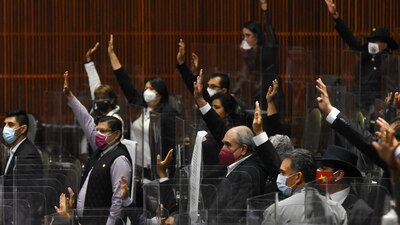 Los legisladores federales sesionaron por casi 21 horas continuas