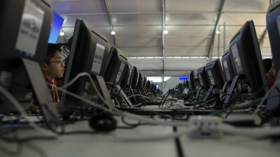 El creador del internet se mostró preocupado por la forma en que manejan su invento