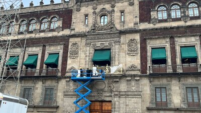 Trabajadores alistan el barandal, a días de que el Presidente dé su último Grito de Independencia