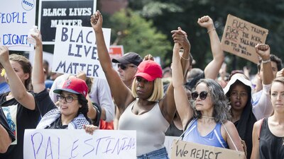 Miles de personas marcharon en Boston para expresar en contra de los supremacistas blancos