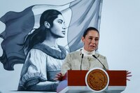 Descarta Sheinbaum que migrantes mexicanos deportados lleguen esposados o encadenados