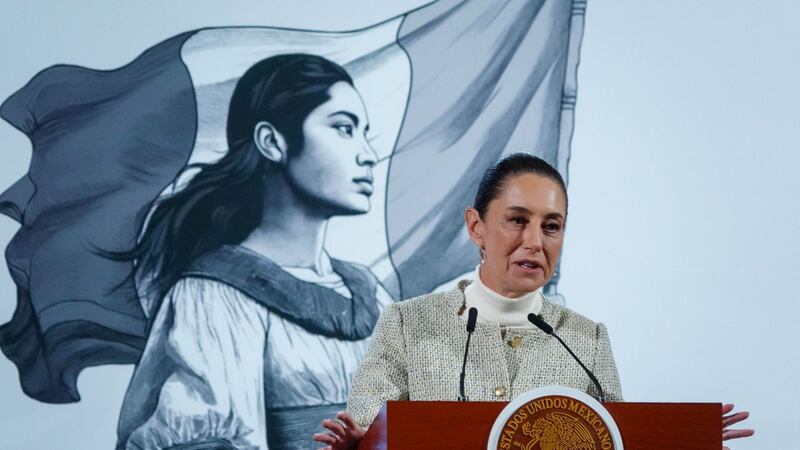 Descarta Sheinbaum que migrantes mexicanos deportados lleguen esposados o encadenados