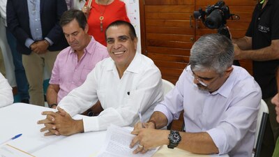 El alcalde Arturo Dávalos (centro) dijo que en el unicipio están trabajando en los panteones