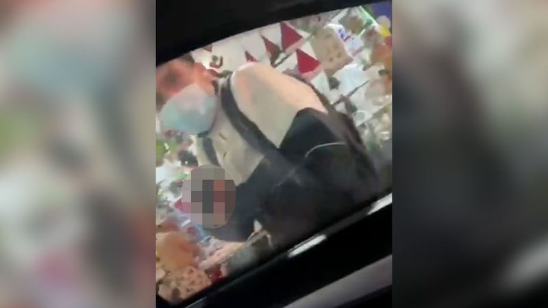 VIDEO: Captan a sujeto que encañona a automovilista; unidad estaba blindada