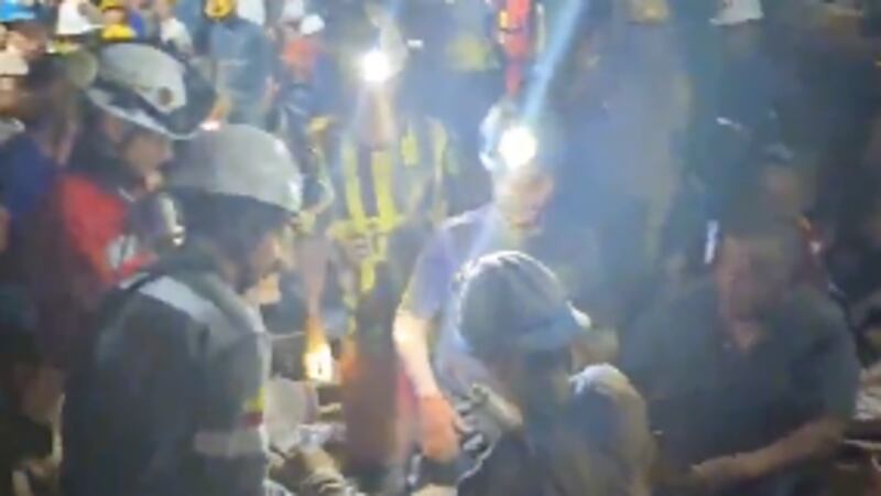 Mueren aplastados 5 mineros tras derrumbe de una mina de oro