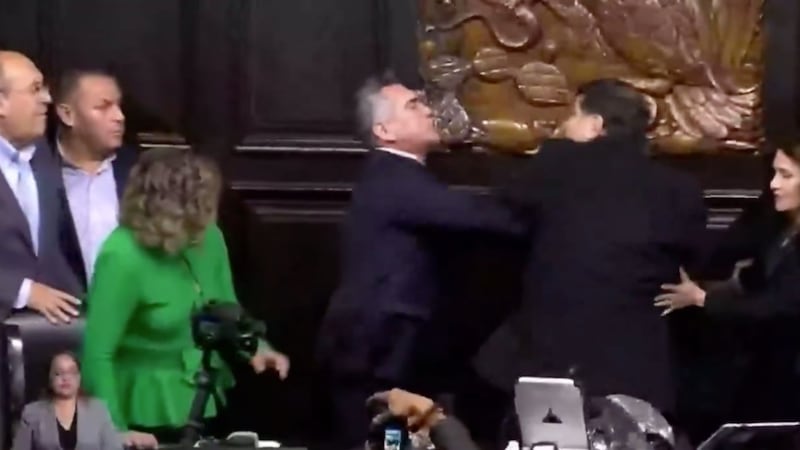 ‘Alito’ Moreno se enfrenta a empujones con Noroña al finalizar la sesión de la Comisión Permanente