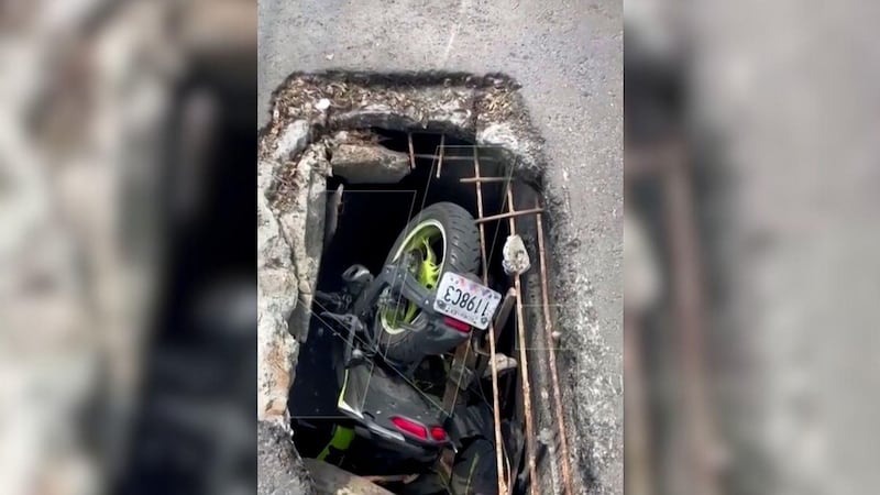 Cae motocicleta a un socavón en calles de la alcaldía Coyoacán; conductor resulta ileso