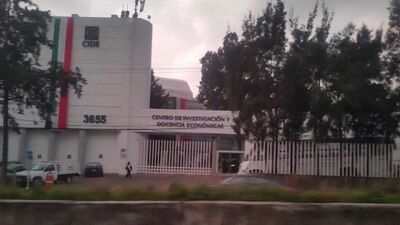 En redes sociales, diversos académicos han denunciado y tomado postura ante la decisión del director interino