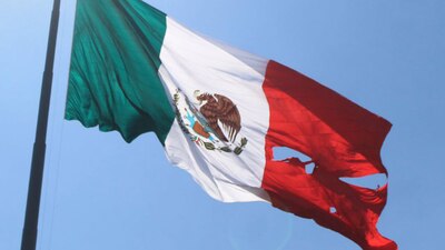 Este es el lábaro patrio que ondeó este viernes en Campo Marte