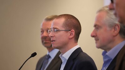 De fondo, el asesor Jorge Castañeda, uno de los hombres más cercanos a Ricardo Anaya