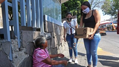 Gente identificada con logotipos de 'El Chapo' Guzmán repartieron despensas