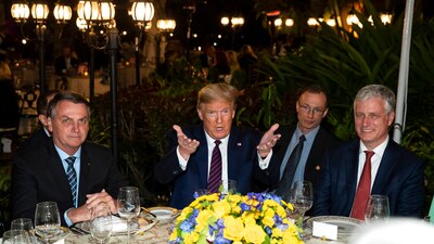 El fin de semana autoridades de Brasil y EU se reunieron el Florida; en el evento estuvo el vocero contagiado de COVID-19