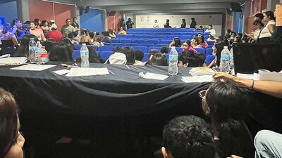 Los estudiantes de la Facultad de Enfermería se resguardan en el piso, algunos con crisis nerviosas