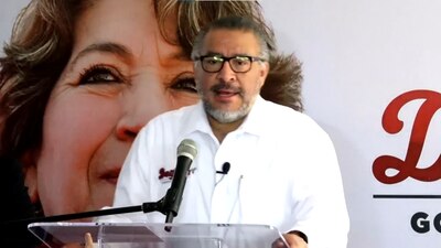 Ofreció una rueda de prensa en la que denunció intentos de compra de votos del PRI