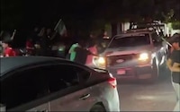 Policías de Apatzingán lanzan disparos al aire para dispersar a aficionados que sacudían patrulla