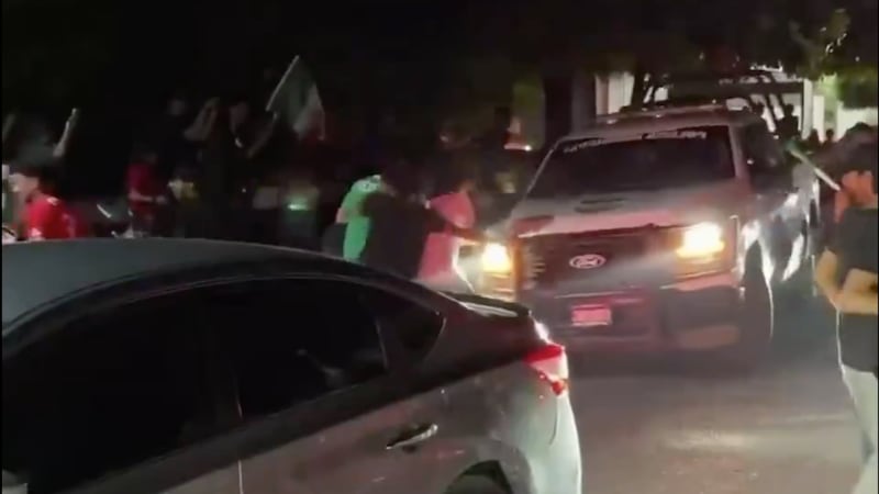Policías de Apatzingán lanzan disparos al aire para dispersar a aficionados que sacudían patrulla