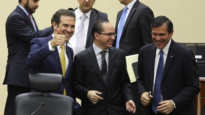 El consejero presidente del INE (izq) aclaró que el convenio con Google no implica dar datos personales