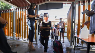Los alumnos que prefieran quedarse en el hogar podrán tomar clases mediante plataformas virtuales como Zoom