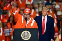 Trump amenaza con duplicar aranceles al acero extranjero, del 25% al 50%