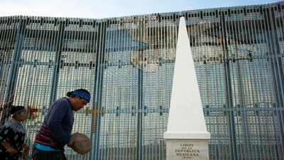 La construcción que separa a México de Estados Unidos, en Tijuana, Baja California