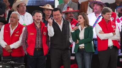 Osorio Chong (centro) en un evento de la Confederación Nacional Campesina