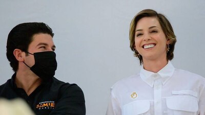 Samuel García y Mariana Rodríguez durante un evento público.
