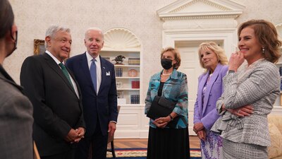 AMLO y Gutiérrez Müller firmaron el libro de los visitantes distinguidos de la Casa Blanca