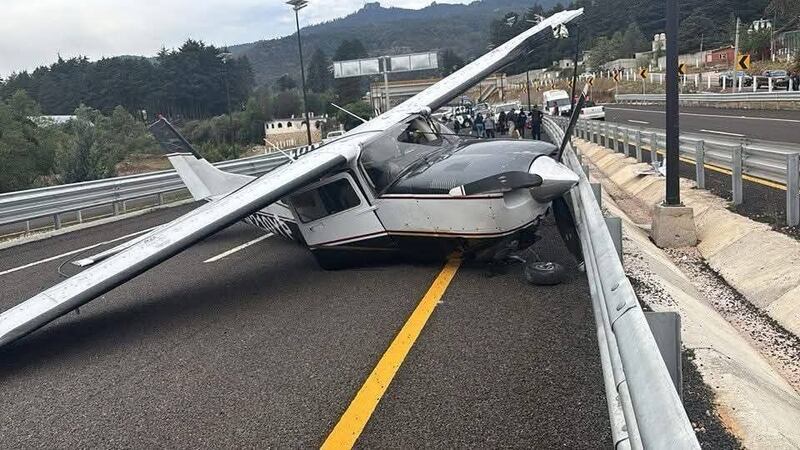 Avioneta aterriza de emergencia en la Autopista Real del Monte-Huasca, en Hidalgo