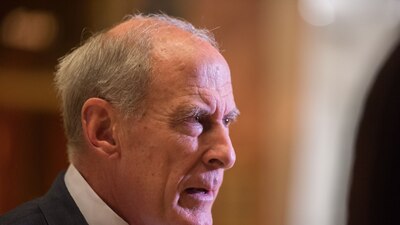 Dan Coats tiene 73 años y fue senador por Indiana