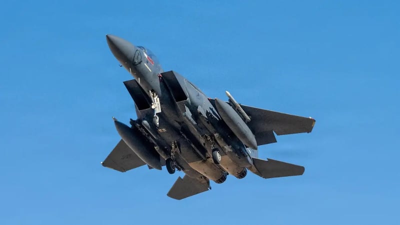 Reportan que avión de combate de EU fue derribado por el Ejército de Irán; buscan al piloto