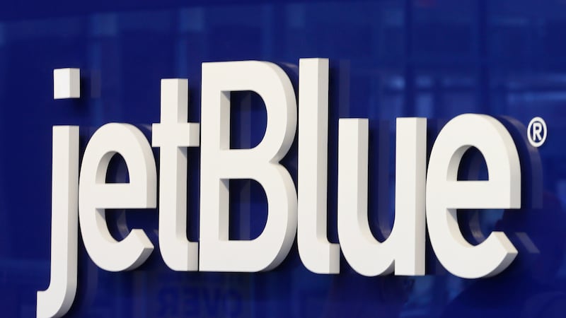 Hospitalizan a pasajeros de JetBlue provenientes de México, tras aterrizar de emergencia en Florida