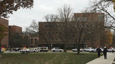 Las autoridades universitarias dijeron que un hombre armado estaba al interior del campus