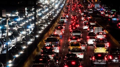 La fila interminable de vehículos que recorre la ciudad todos los días