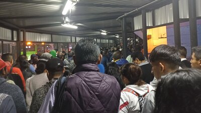 Las largas filas se extienden hasta los paraderos