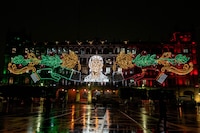Brugada enciende alumbrado patrio del Zócalo de la CDMX, dedicado a las mujeres de la Independencia