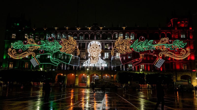 Brugada enciende alumbrado patrio del Zócalo de la CDMX, dedicado a las mujeres de la Independencia