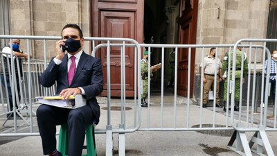 Es acusado de los delitos de traición a la patria, ejercicio ilícito del servicio público, coalición y peculado