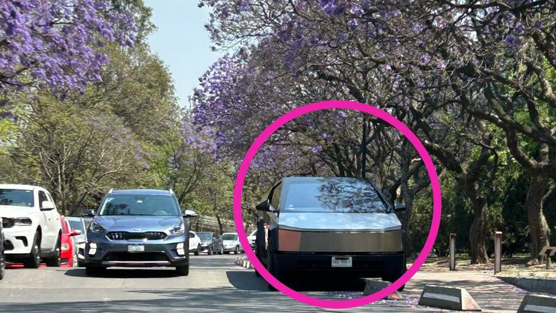 Critican a dueños de Cybertruck... por estacionarla en carril de bicicletas en Chapultepec