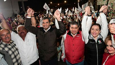 Enrique Ochoa Reza, líder nacional del PRI, felicitó a Miguel Riquelme por su triunfo en la elección interna del partido.