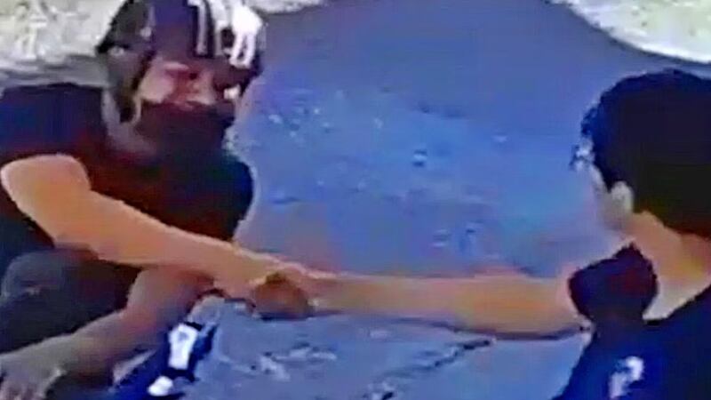 ¡Qué amable sujeto! Captan a asaltante que saluda primero a sus victimas antes de asaltarlas